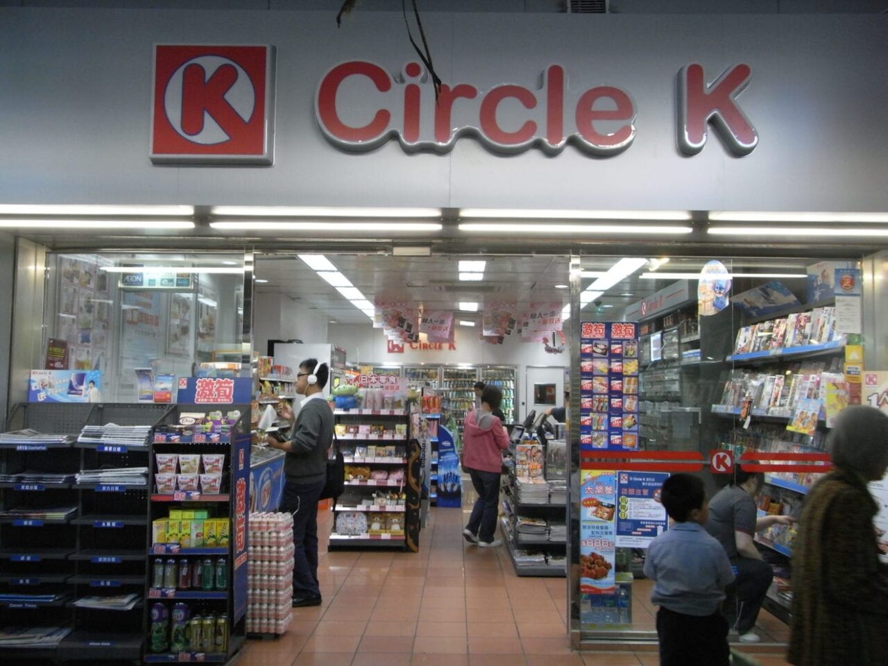 HK Wong Tai Sin District 彩虹邨 Choi Hung Estate sidewalk 9 shop Nov 2010 Circle K