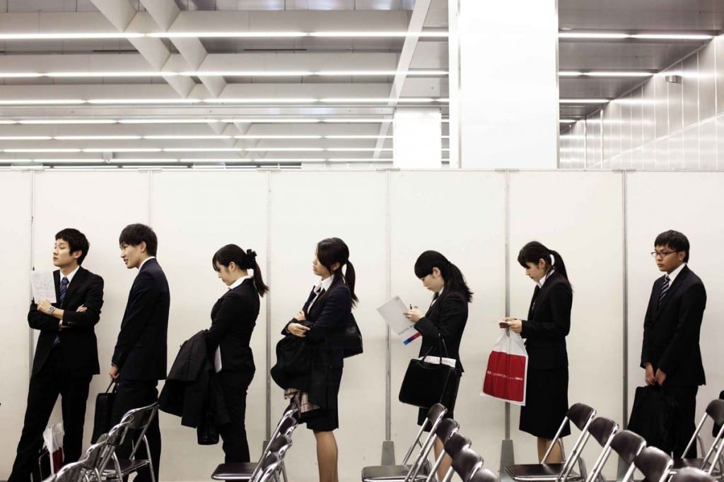 College-students-waiting-at-a-job-fair-in-Tokyo-1024x682.jpg