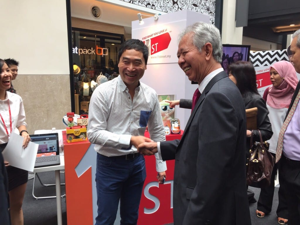 Tan-Sri-Abdul-Halim-Ali-Chairman-of-the-Board-of-the-MDeC-welcomes-Bruce-Lim-from-11street-at-the-launch-of-MYCyberSALE-at-Publika-today1-1024x768.jpg