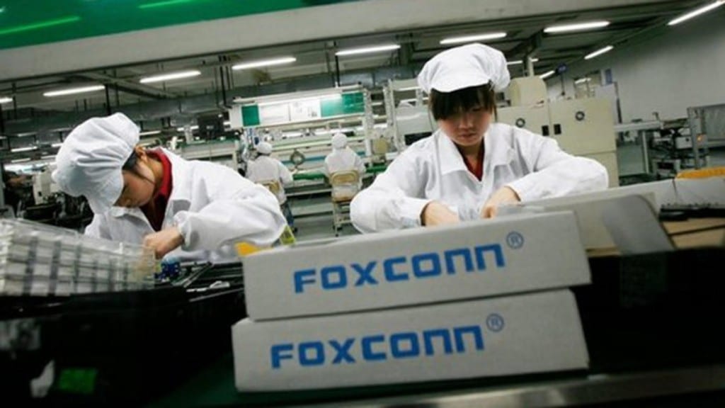 foxconn-workers-1024x576.jpg