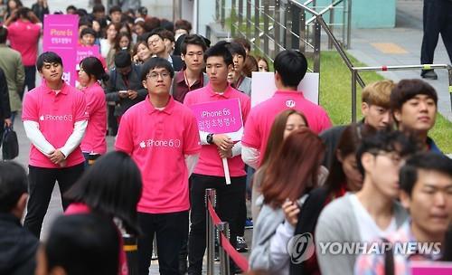 Customers form a long queue to buy the new iPhone S6 series on the first day of its release in front of a direct retail store run by South Korean mobile carrier LG Uplus Inc. in Seoul, on Oct. 23, 2015. (Yonhap) 