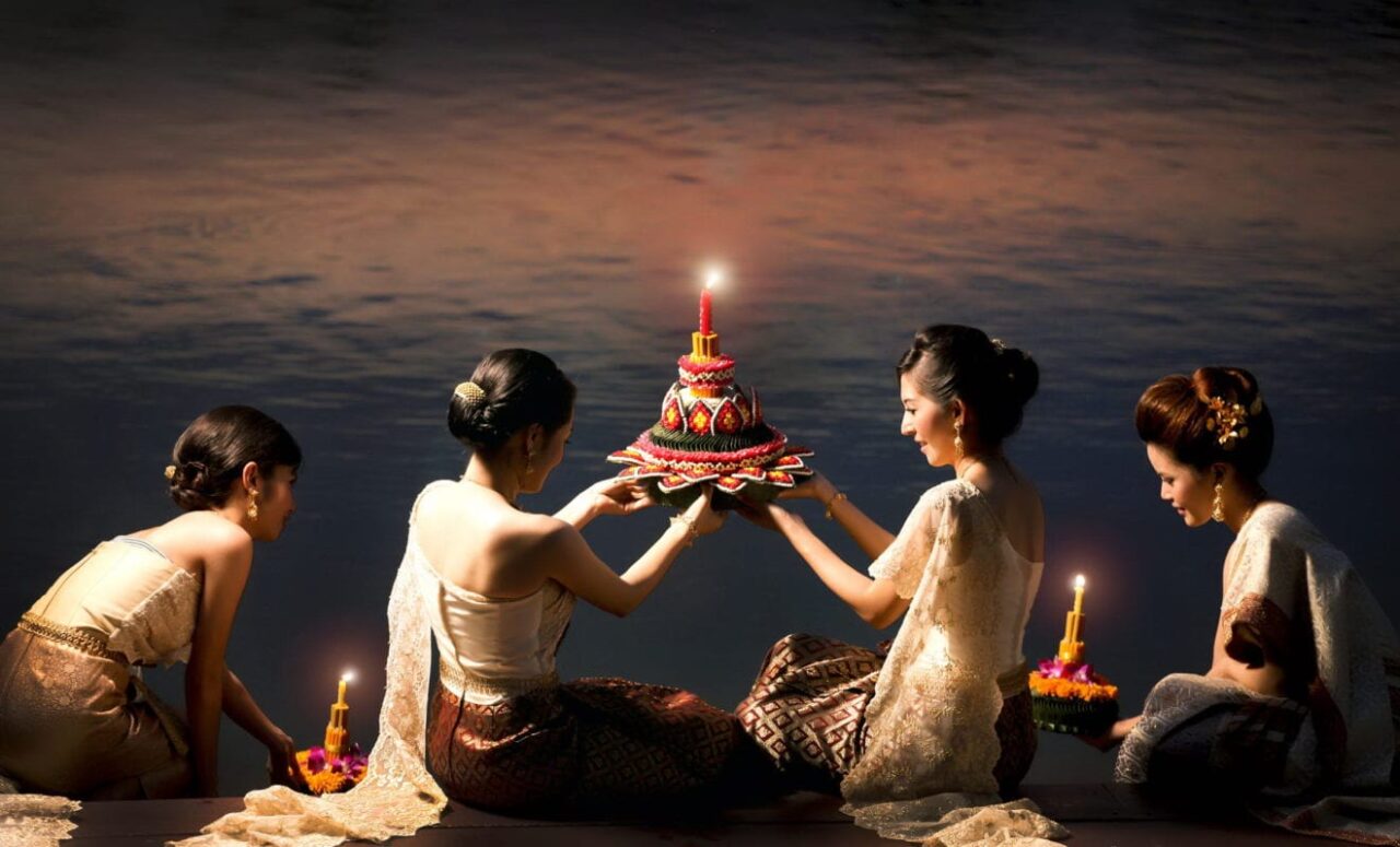 08 Thai women wearing traditional Thai costumes float krathong