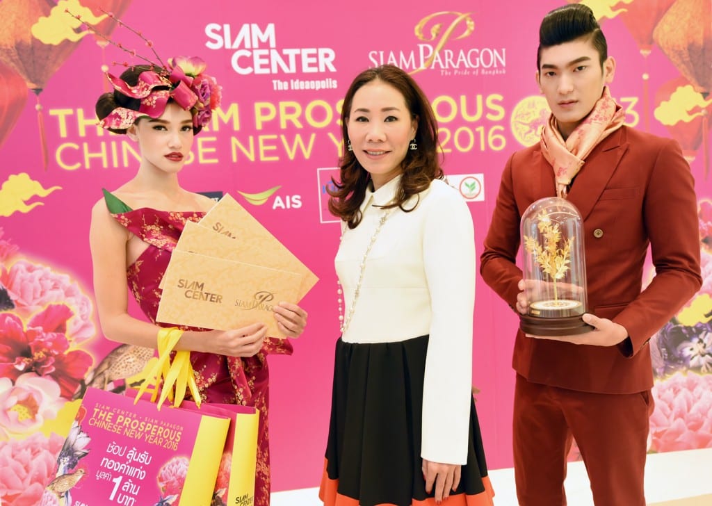 Chanisa Kaewruen, Deputy Managing Director for Marketing Events and Business Relations, Siam Piwat (center) and models