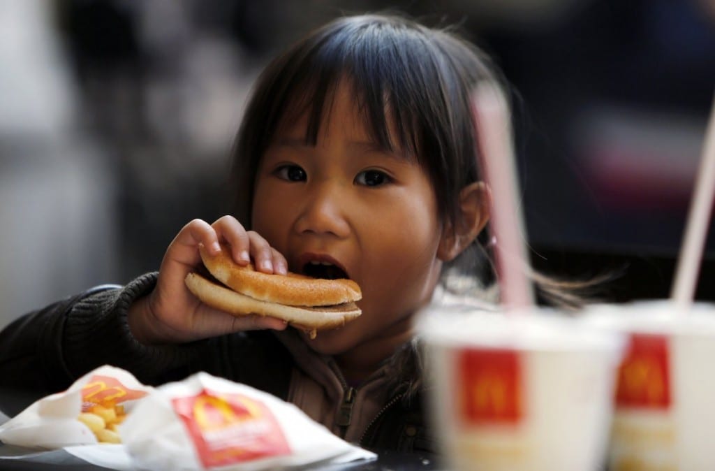 mcdonalds-hamburger-happy-meal-child-eating-1024x674.jpg