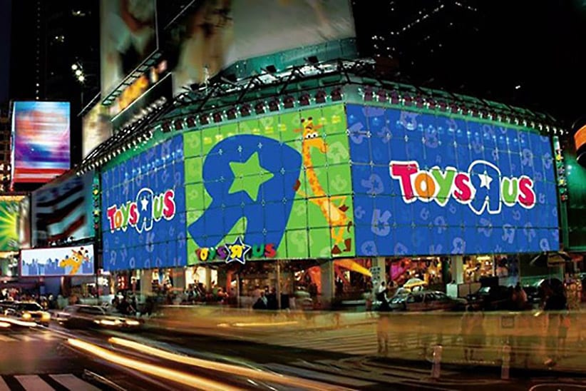 1387303016-toys-r-us-stay-open-87-straight-hours-before-christmas-2.jpg