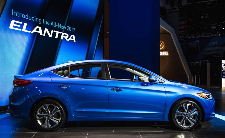 2017-Hyundai-Elantra-floor-103-876x535.jpg