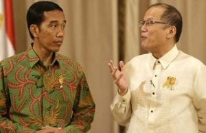 Philippine President Benigno Aquino (R) speaks with Indonesian President Joko Widodo (L) at the presidential palace in Manila on February 9, 2015.  Widodo is meeting with Aquino to sign bilateral agreements and discuss various issues, possibly including territorial conflicts in the South China Sea.   AFP PHOTO / POOL / FRANCIS R. MALASIG