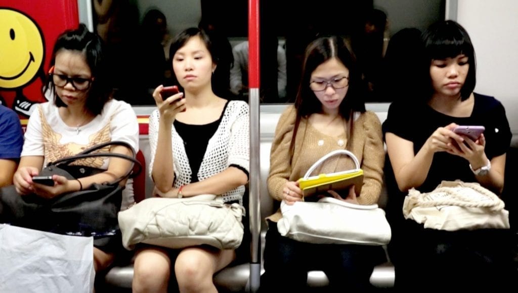 phones-in-the-metro-1024x579.jpg