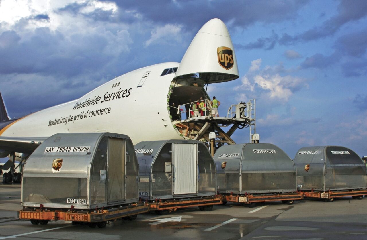 747 400 Nose Loading