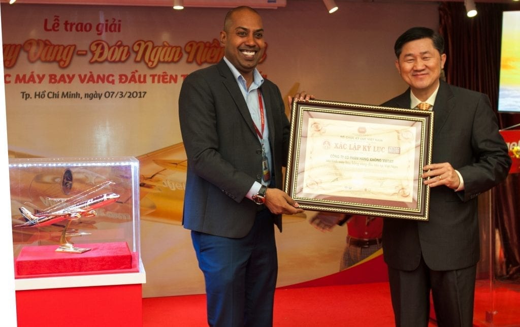 Vietjet-was-recognized-for-the-record-of-Vietnam’s-first-golden-aircraft-model”-by-the-Vietnam-Book-of-Records-1024x644.jpg