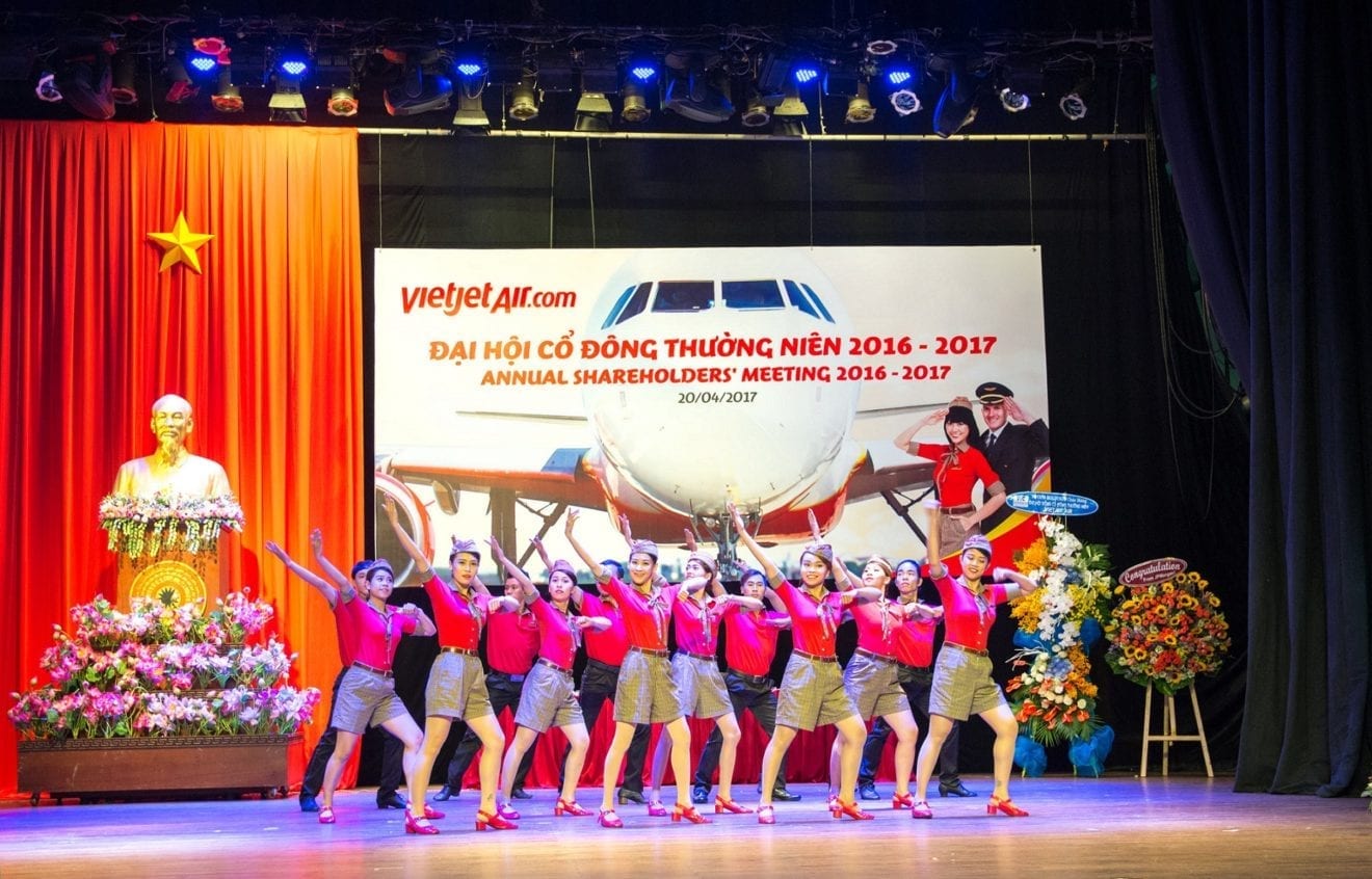 Opening-dance-performance-by-the-Vietjet-flight-attendants.jpg