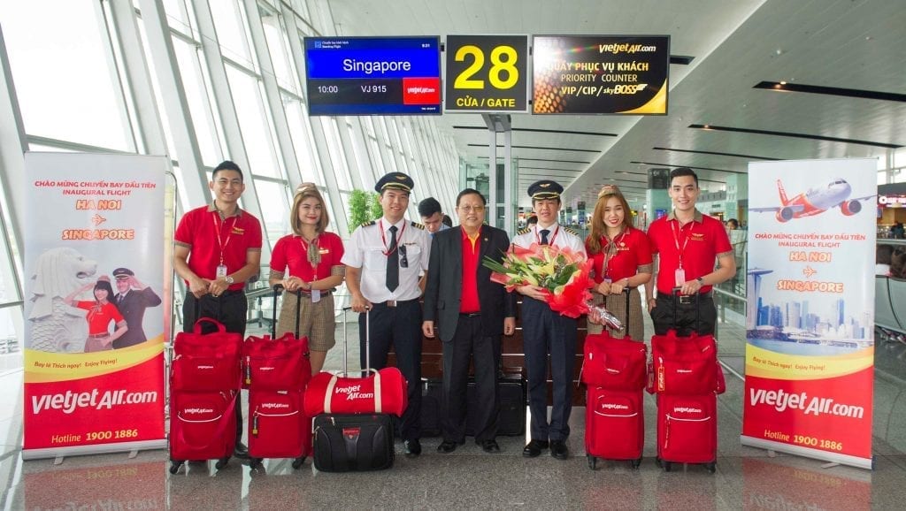 Vietjet-Vice-President-Nguyen-Duc-Tam-welcomes-the-flight-crew-at-Changi-Airport-1024x578.jpg