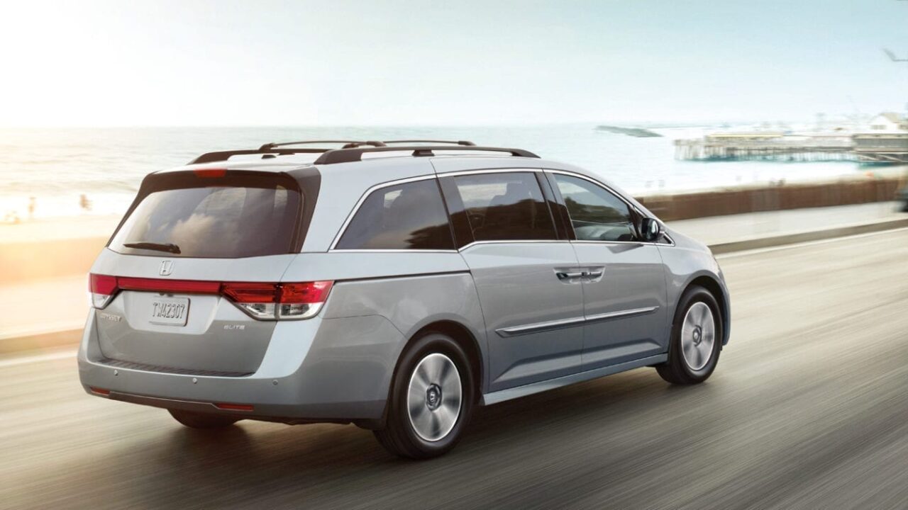 2016 honda odyssey minivan rear01