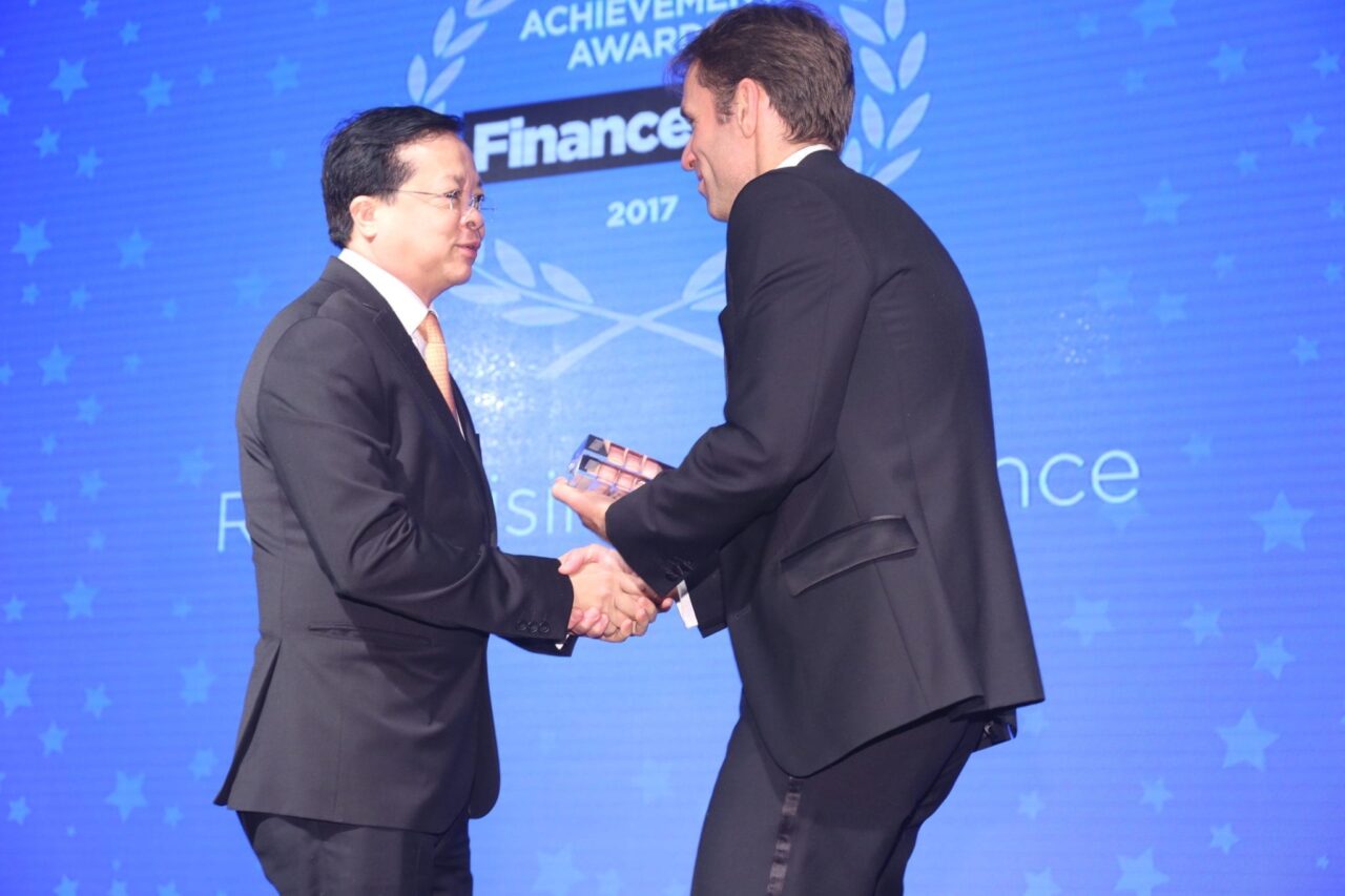 Chu Viet Cuong left Vietjets member of Director Board receives the award
