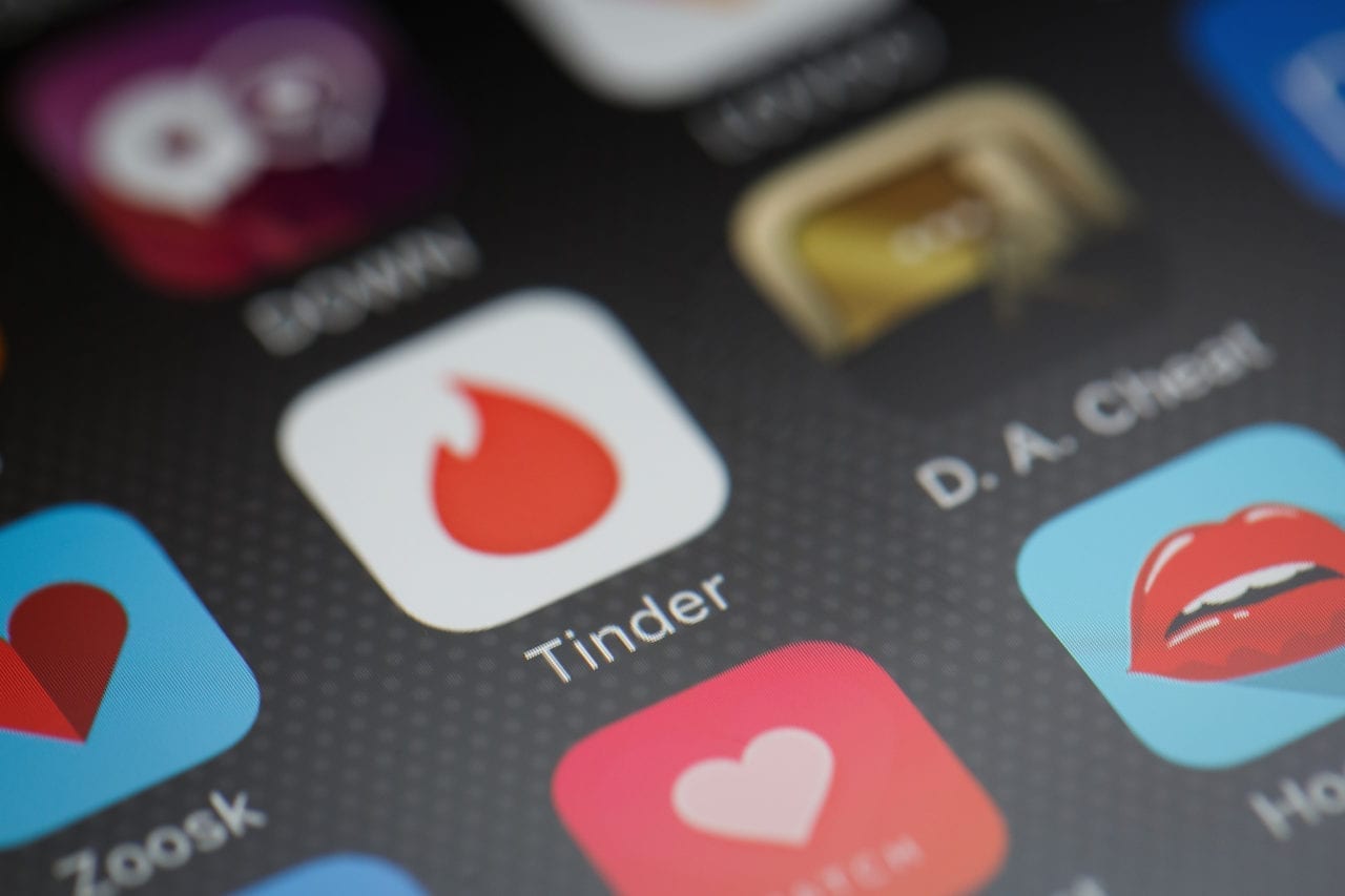 tinder-reimburses-user-missed-flight-1280x853.jpg