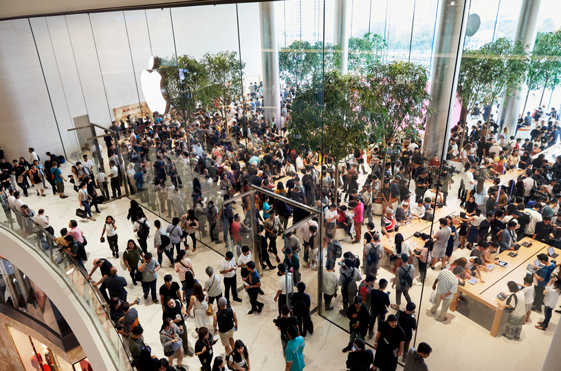Apple-Iconsiam-opens-in-Bangkok-crowd-in-store-11112018_big.jpg.large_.jpg