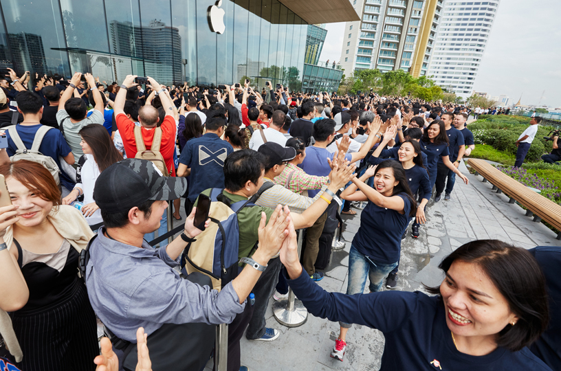 Apple-Iconsiam-opens-in-Bangkok-customers-gather-on-roof-terrace-11112018_big.jpg.large