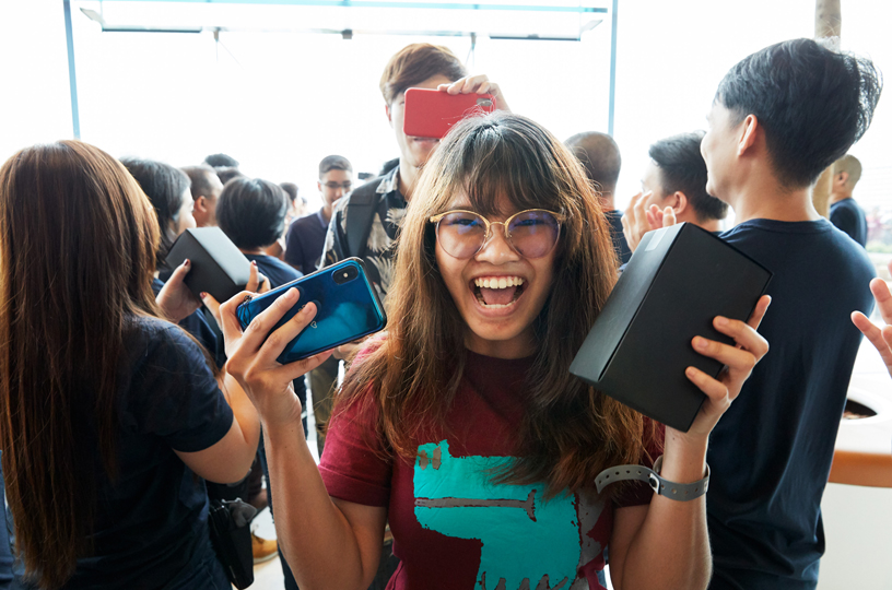 Apple-Iconsiam-opens-in-Bangkok-woman-with-product-11112018_big.jpg.large_.jpg