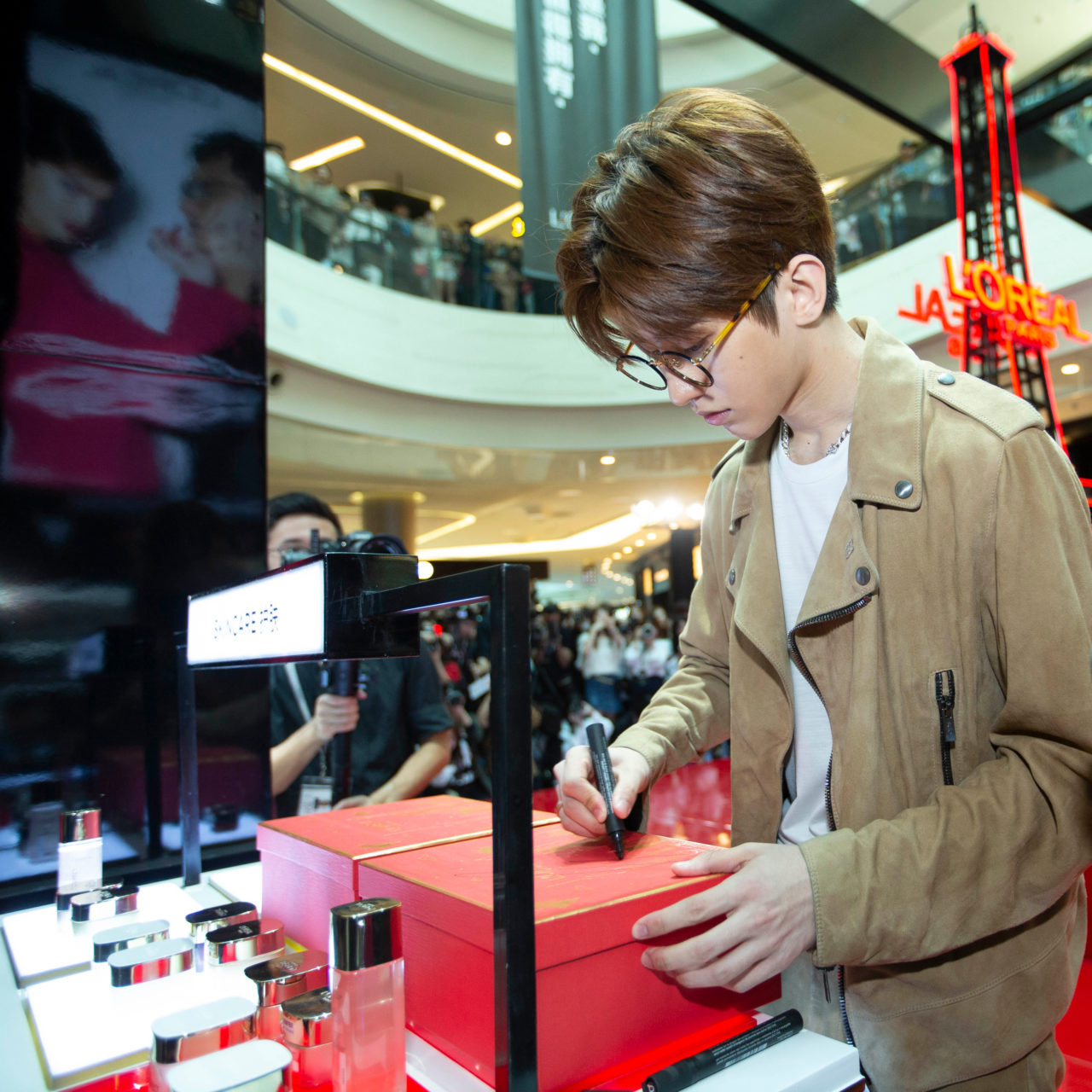 Kun-signing-on-LOreal-Paris-gift-box-for-fans-1280x1280.jpg