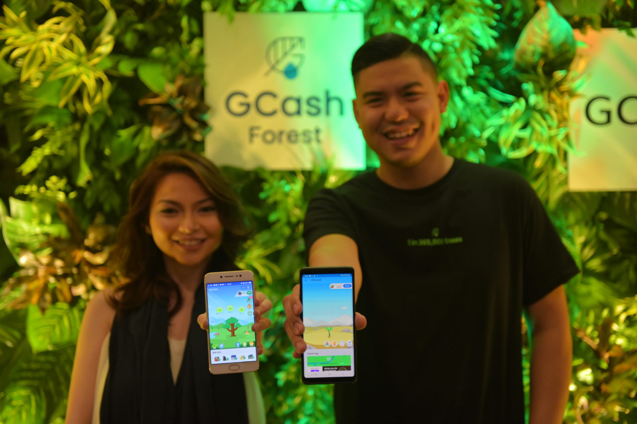 Filipina-Alipay-user-Joahnna-shows-off-her-Alipay-Ant-Forest-virtual-tree-while-her-friend-shows-off-his-GCash-virtual-tree-1280x853.jpg