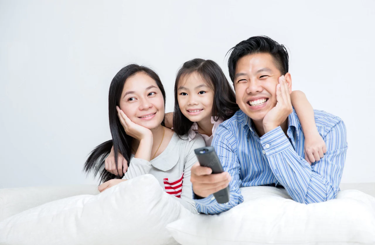 asian-family-sitting-bed-watching-tv-together_167657-558-1280x836.webp