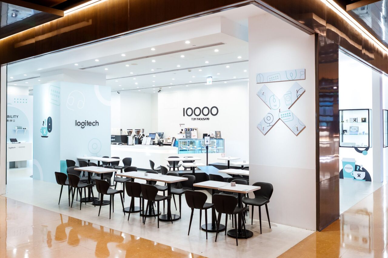 05 Logitech 羅技攜手 Ten Thousand Coffee 打造期間限定「Logi Café 羅技城市咖啡所」，以品牌視覺結合咖啡廳空間設計，將店內設計為兼具行動辦公情境與打卡亮點的沉浸式聯名體驗空間。